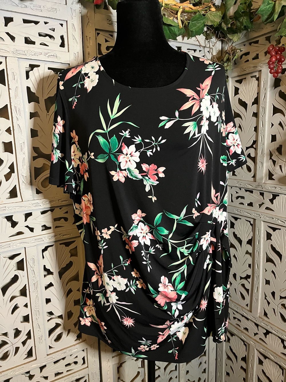 LIZ CLAIBORNE SILKY BLACK WITH PRETTY FLOWERS SHORT SLEEVE PLUS SIZE TOP